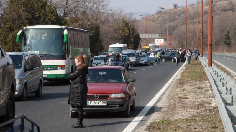 Полицаи спасиха от линч шофьор, връхлетял върху протестиращи