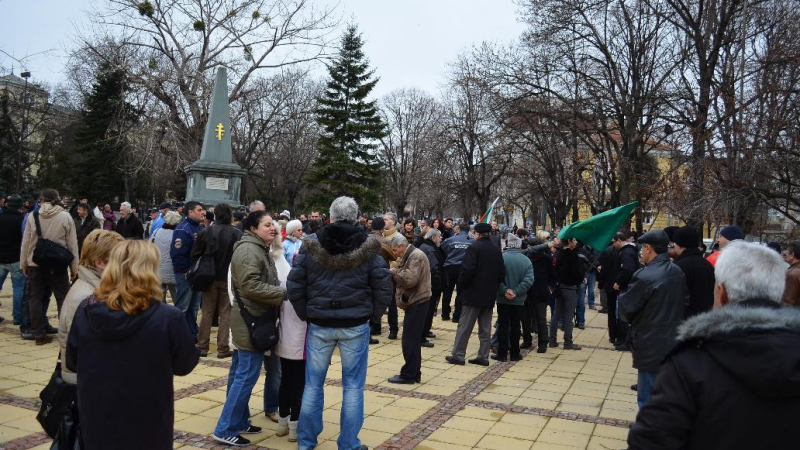 Иван Петров отново в челните редици на протеста във Варна 