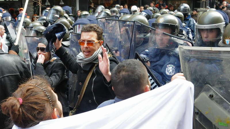 Ултраси пребиха полицейски шеф на протеста в Перник 