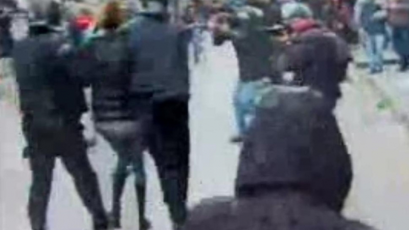 Полицаи и протестиращи се сбиха на “Раковски”