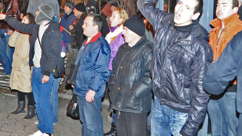 Окупираха ЧЕЗ, жандармерия посрещна протестиращите с щитове