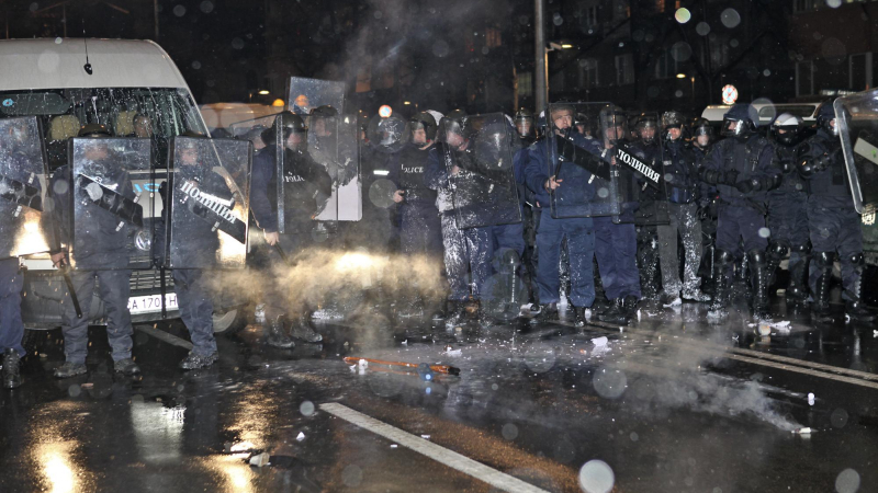 Халата на протеста се изнася към НДК, жандармерията го пресреща