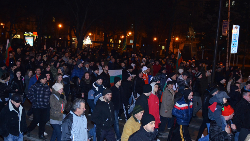 Варна се разбушува, 7000 блокираха центъра 