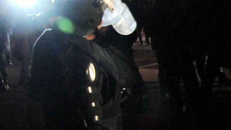 Протестиращ напръска жандармерист със сълзотворен газ