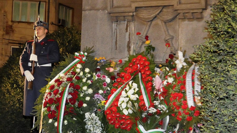  От три страни простиращите напират към паметника на Васил Левски