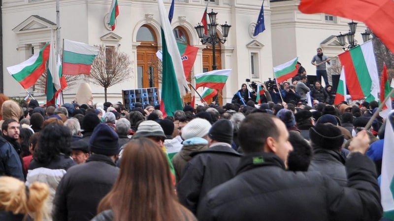 Първа провокация в София, дразнят протестиращи с &quot;Нас червеното знаме роди ни&quot;