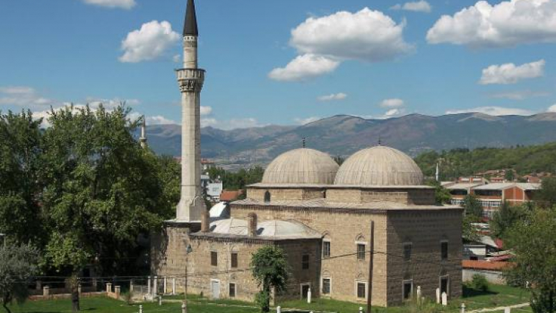 Нелегални джамии превземат Македония 