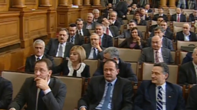 Бойко влезе в парламента, оставката е гласувана!