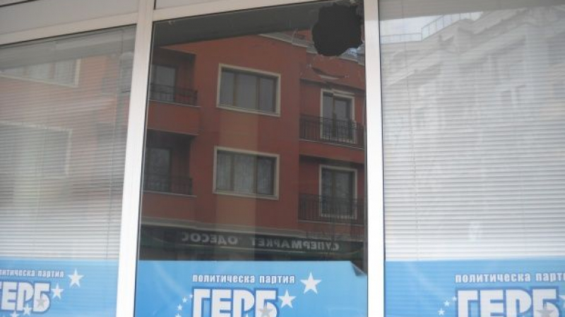 Заловиха вандала, който счупи стъкла на централния офис на ГЕРБ във Варна