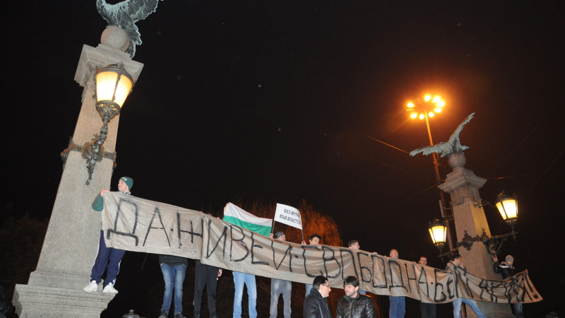 Студентите се вливат в протестите срещу монополите в неделя