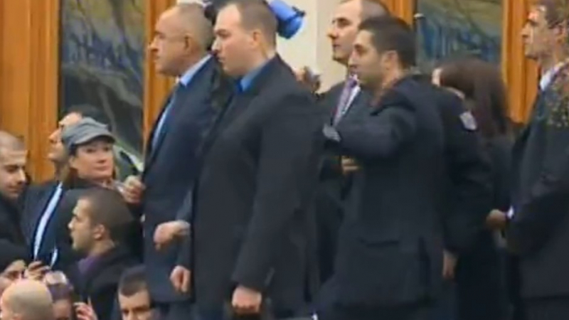 Бойко излезе от парламента, посрещат го с &quot;Победа!&quot;