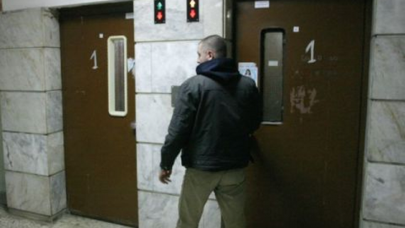 Пиян тийнейджър се изходи в асансьор и омаза с екскременти стените на кабината