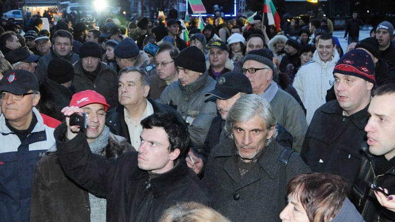 Гонят с полиция от срещата на групите, организирали протестите