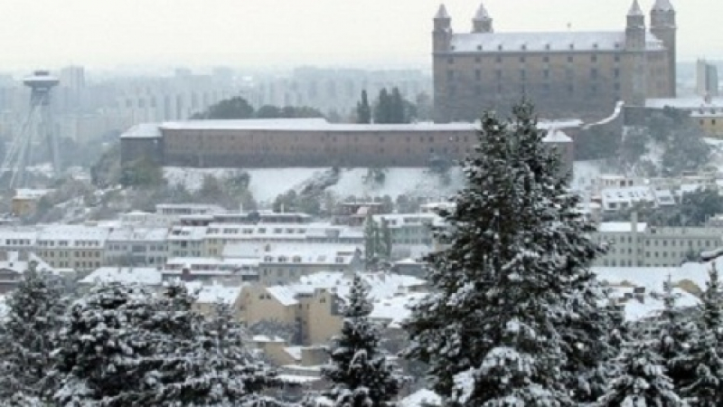 Сняг затрупа Словакия нощес, движението е парализирано