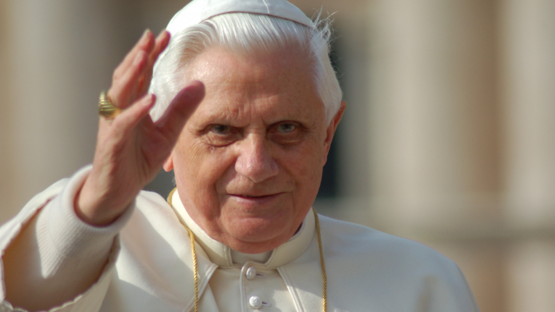 Папа Бенедикт XVI благослови вярващите за последен път 