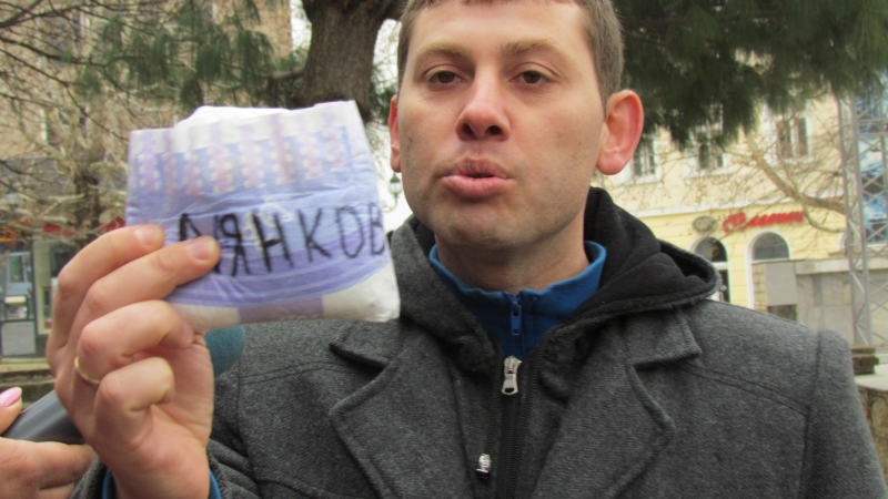 БЛИЦ TV: Дирят Кабаиванов на пожар, за да му връчат мръсни памперси за политиците