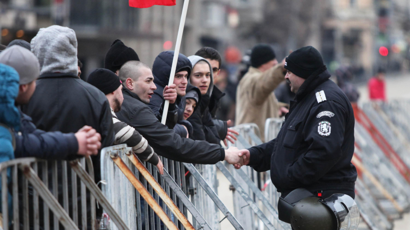 Протестът набира сили - над 1000 вече са на улицата!