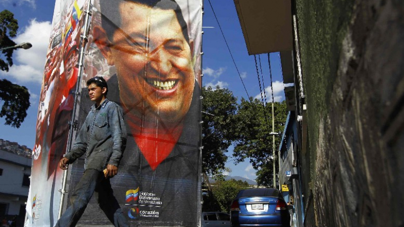 Уго Чавес едва диша и ходи с тръба в трахеята 