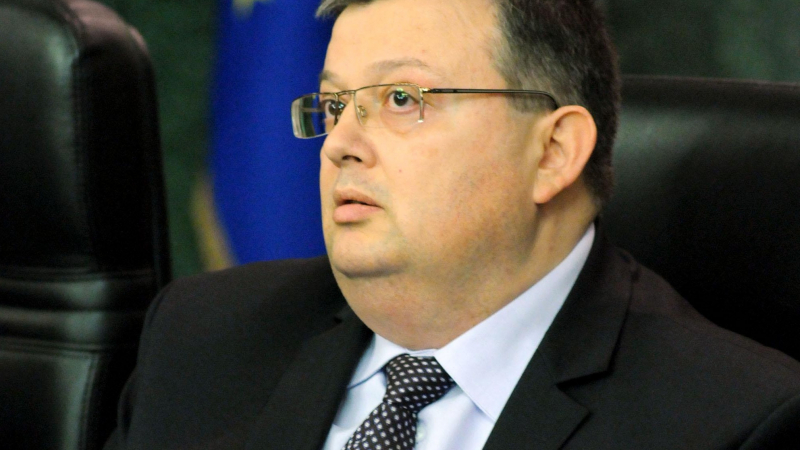 Цацаров: Министърът на икономиката може да намали цената на тока