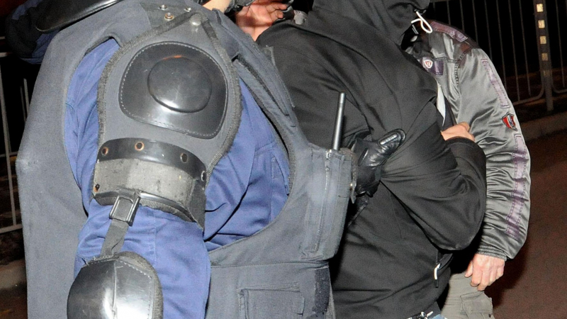 Жандармерията арестува двама с маски на протеста
