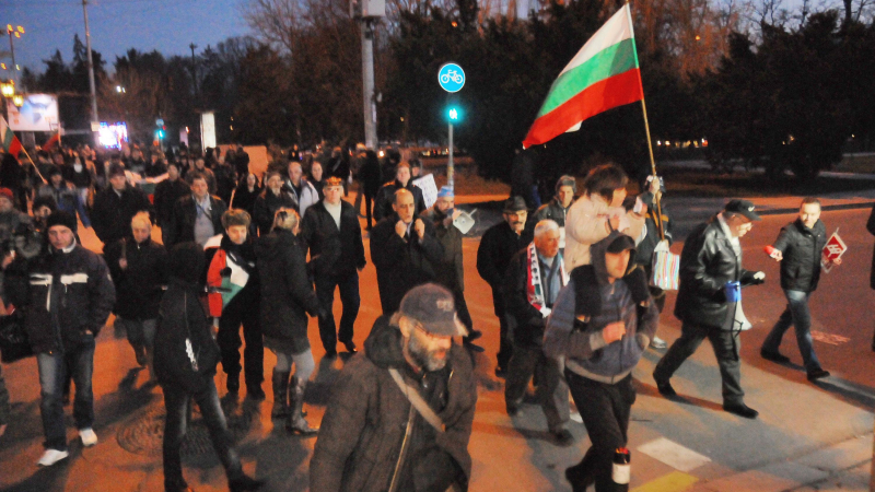 Протестиращите тръгнаха от “Орлов мост”, носят пица  