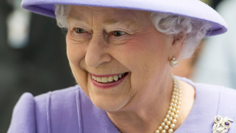 Напук на враговете: Болестта не пречи на доброто настроение на Елизабет II 