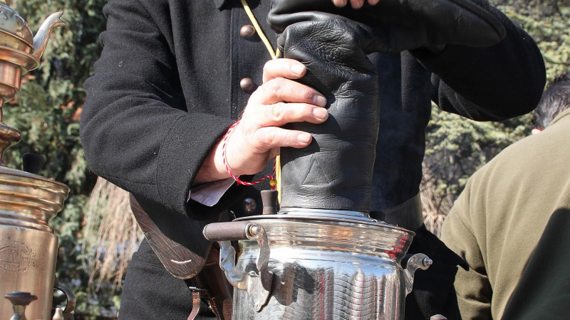 Опълченци черпят с чай в центъра на Велико Търново 