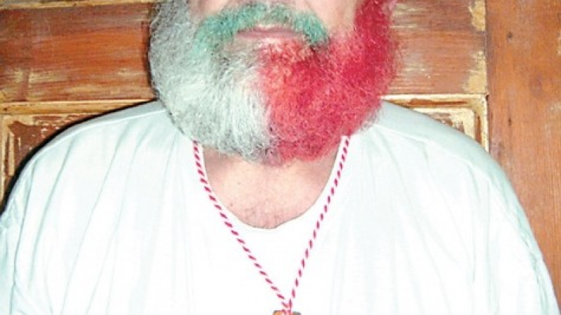Даскал-патриот вапца брадата си в бяло, зелено и червено