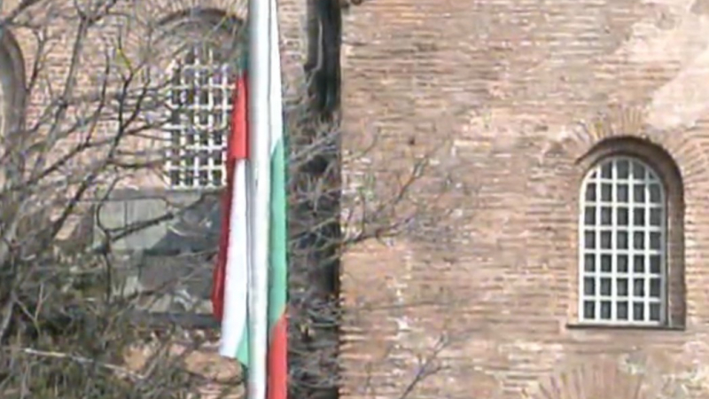 С 20 артилерийски изстрела беше издигнато националното знаме по случай 3 март