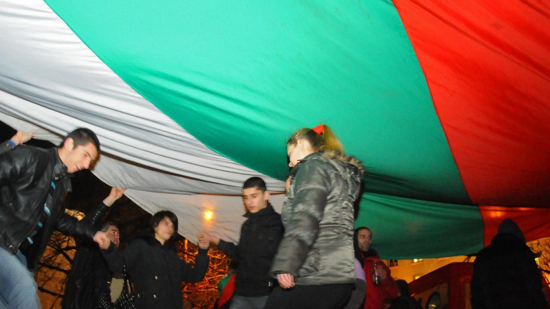 Протестиращи и празнуващи прииждат в трите най-големи български града