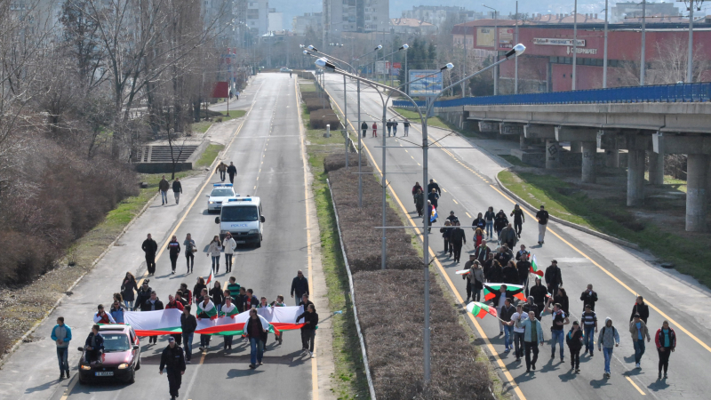 Стотина младежи насядаха по асфалта на пътя между Димитровград и Хасково