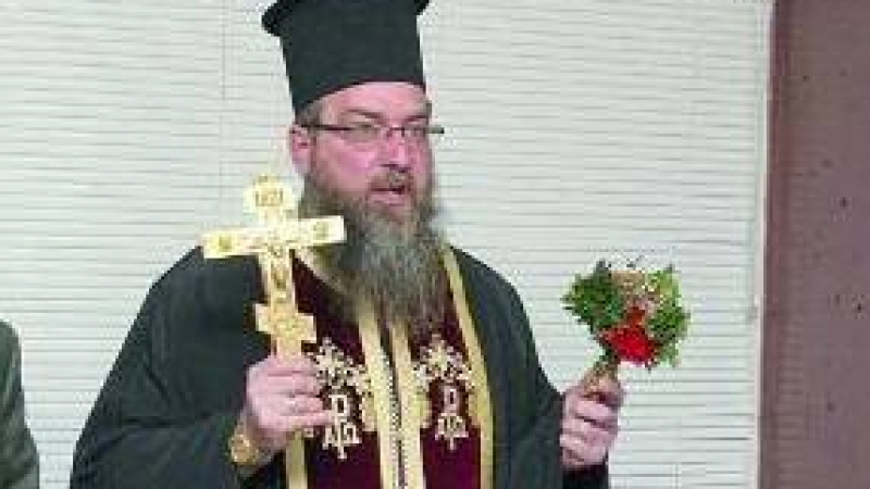 Отец Георги Паликарски остава без брада заради джамия 