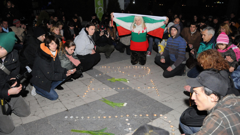 Столичани палят свещи за Пламен Горанов, полицаи ги пазят