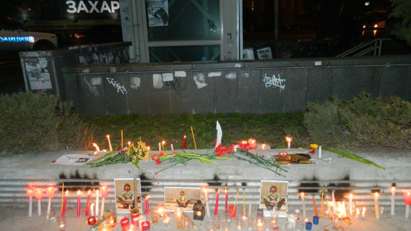 БЛИЦ TV: Направиха олтар с цветя и свещи в памет на Пламен Горанов в София