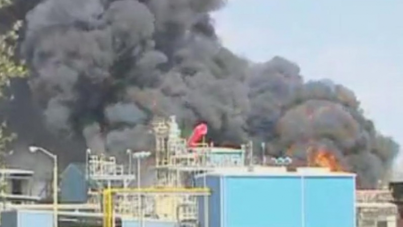 Работник изгаря жив при пожар в химически завод (ВИДЕО)