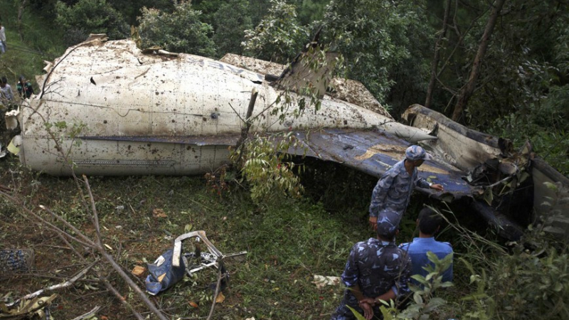 Девет души изгоряха живи при самолетна катастрофа 