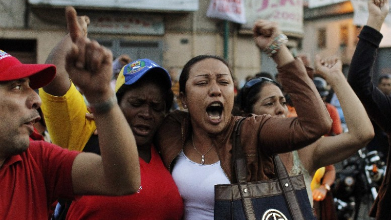Смъртта на Уго Чавес разтърси из основи Венецуела (СНИМКИ/ВИДЕО)