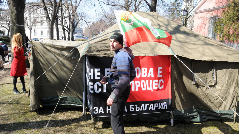 Протестиращ от палатковия лагер е припаднал и откаран болница