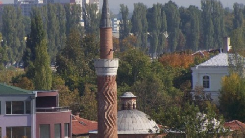 Фасадата на джамия осъмна с надпис: “Смърт на вас, турска сган!”