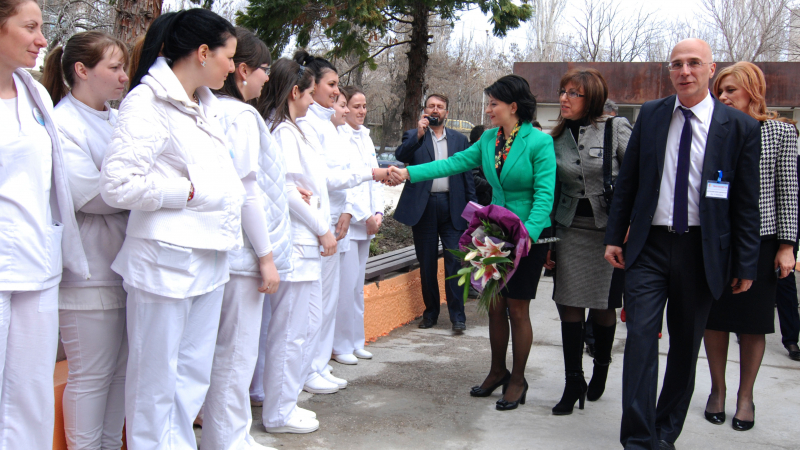 Десислава Атанасова преряза лентата на обновеното отделение  в Хасково