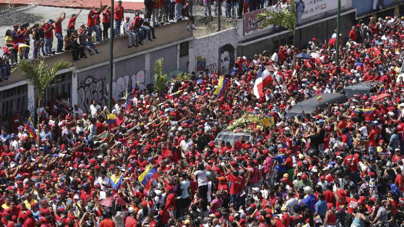 Разходиха ковчега с Чавес из улиците на Каракас (ВИДЕО)