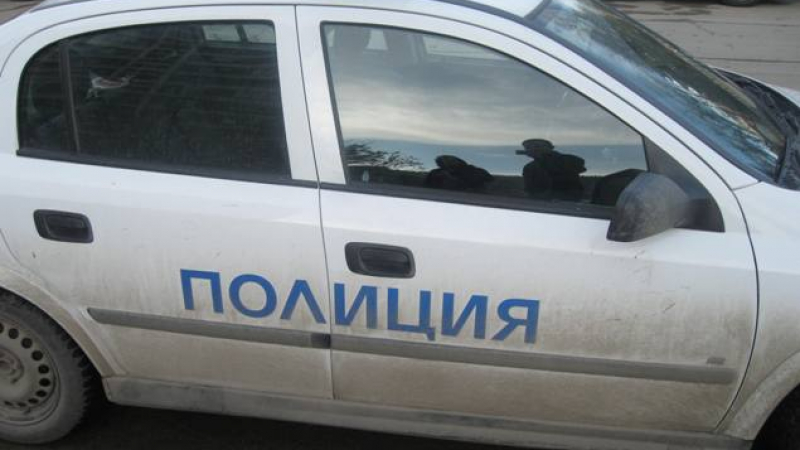  Трима вадят ножове и обират ученик в Пловдив