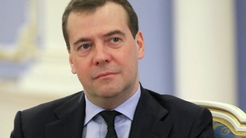 Медведев изчурулика в Туитър: Честит 8 март, дами!