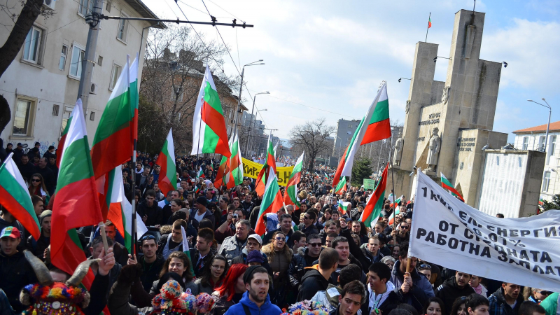 Протестът във Варна започна с 400 души