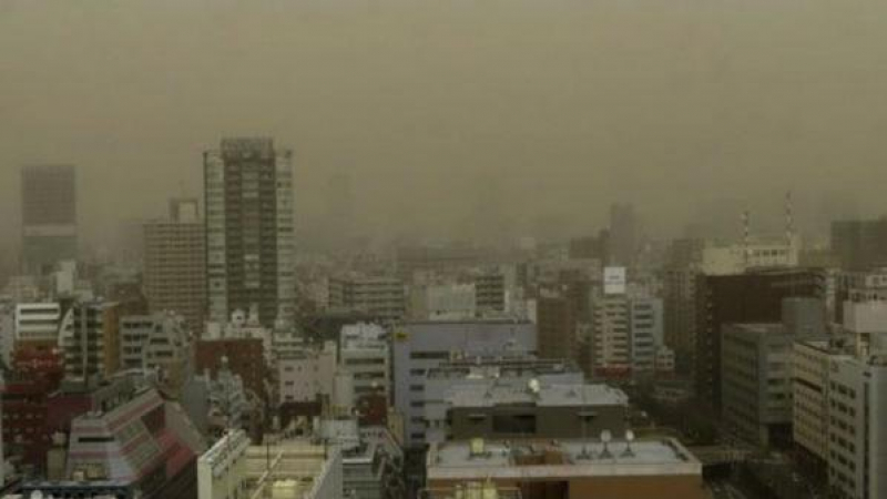 Кафява прашна буря потопи Токио в мрак