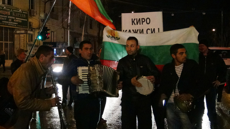 Във Варна протестират с тарамбуки, акордеон и кларинет 