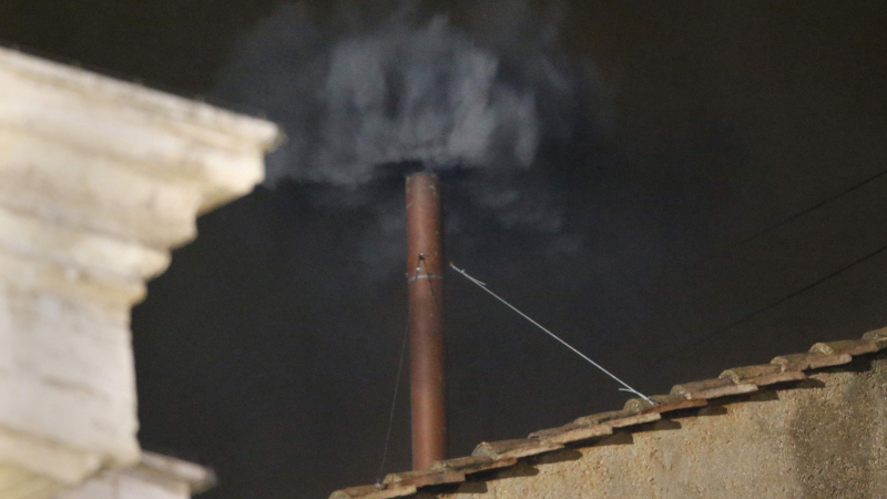 Черен дим се изви над Ватикана  