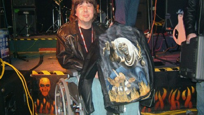 Бившият барабанист на Iron Maiden Клайв Бър почина в съня си