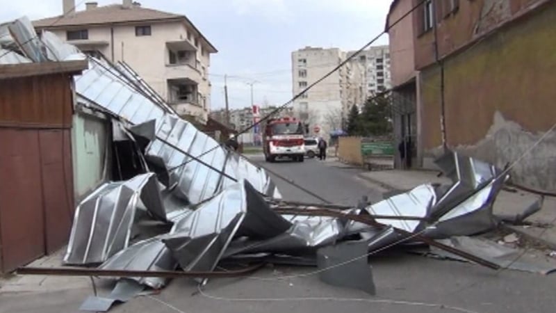 БЛИЦ TV: Буря срути покриви и дървета в Хасково!