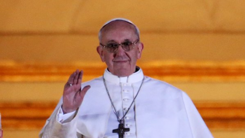 Новоизбраният папа за малко не се преби (ВИДЕО)